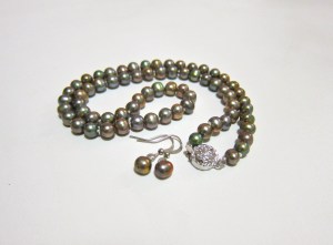 Pistachio necklace & drop ear-ring set